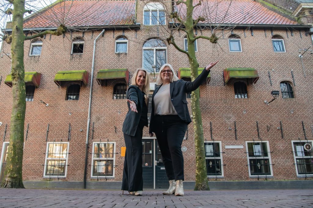 Eigenaressen Femke en Myrthe voor Kinder en theatercafé Dubbel in Meppel