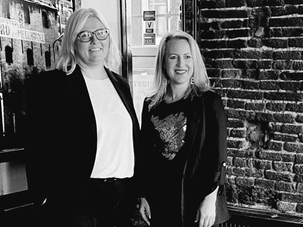 Femke en Myrthe in het pand